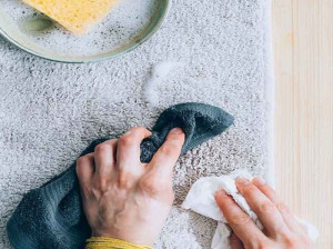 چگونه انواع مختلف لکههای فرش را بهآسانی پاک کنیم؟
