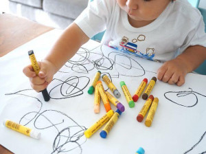 روش های اصولی و سریع پاک کردن لکه مداد شمعی و ماژیک