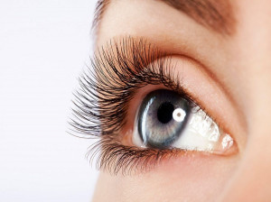 حکم شرعی کاشت ناخن و اکستنشن مژه چیست؟