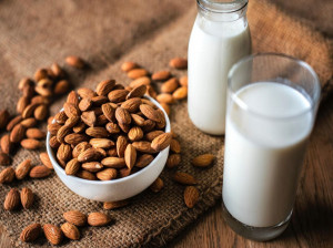 خواص و فواید شیر بادوم