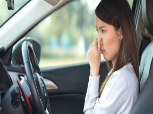 بوی بد داخل شیر ریخته شده در خودرو را با 6 روش می توان از بین برد