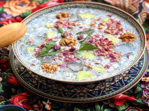 طرز تهیه آب دوغ خیار با دوغ نعنا و پونه