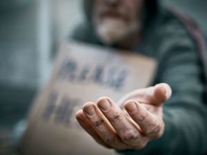 به حج رفتن واجب تر است یا کمک کردن به فقرا ؟