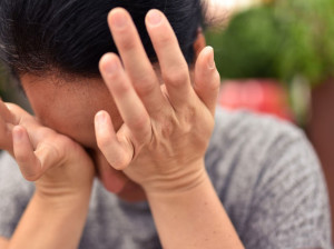 احساس وجود چیزی در چشم؛ دلیل و درمان آن چیست؟