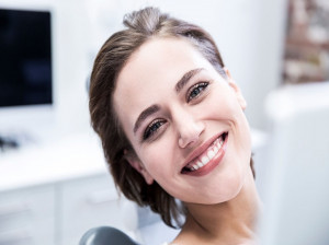 لمینت سرامیکی دندان ماندگارتر است یا ونیز کامپوزیت دندان ؟