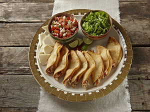 دستور پخت تاکیتوی مرغ با پنیر و سس سالسا