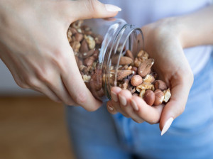 درباره کالری و ارزش غذایی انواع بادام بیشتر بدانید