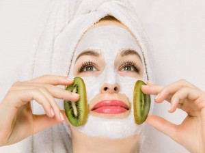 ماسک کیوی و معجزات آن برای پوست صورت