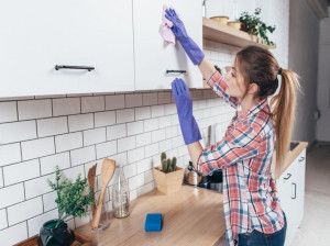 سادهترین روش تمیز کردن لکه های چربی از روی کابینت چوب و هایگلاس