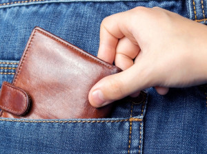 حکم شرعی دزدی فرزند از پدر و مادر چیست ؟