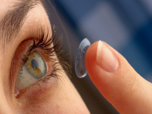 چگونه از لنز طبی درست مراقبت کنید؟