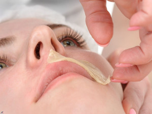 چگونه می توانیم موهای زائد بدن را از بین ببریم؟