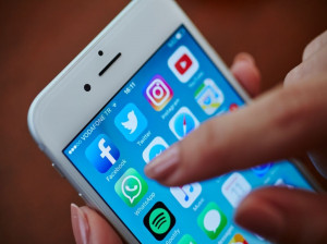 معنی (about) در واتساپ WhatsApp چیست ؟