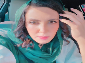تیپ قرمز جیغ لیلا بلوکات با ابروی شلخته !