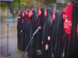فیلم آواز خوانی دختران محجبه روبروی دانشگاه آزاد تهران