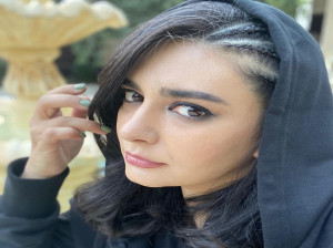 عرض اندام لیندا کیانی بدون مانتو / حدس میزنی چند کیلو باشه ؟