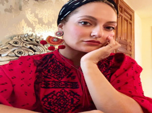 تیپ پسرانه مهناز افشار / هودی سفید و کلاه ارتشی بهم میان ؟