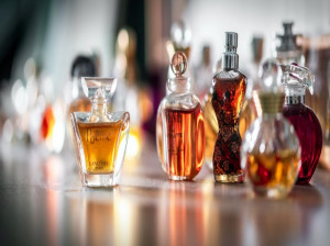 معرفی 8 عطر مناسب فصل پاییز برای خانمها