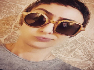 شلوار گشاد و تیپ دِمُده خانم بازیگر / شما با این تیپ چه ژستی میگیری !؟