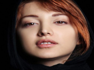 صورت اخمو با تیپ گشاد و خفاشی روشنک گرامی!