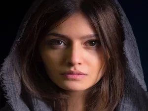 چهره کاریزماتیک بازیگر لاک قرمز با بک گراند خاص !