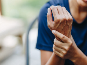 علت لرزش ناخودآگاه در بدن چیست؟
