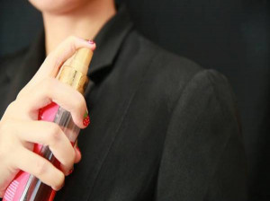 ۱۰ ترفند حیرت انگیز برای پاک کردن لکه عطر