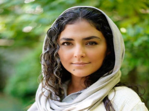 هدی زین العابدین با چفیه عربی !