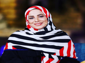خوشحالی روشنک عجمیان در حیاطی با صفا