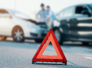 تصادف شدید خودروی پلیس با یک سواری در اتوبان قم