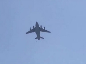صحنه دردناک سقوط 2 افغانی از هواپیما موقع فرار به امریکا