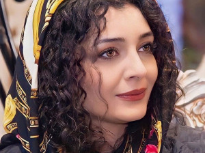 ساره بیات با موهای بلوند