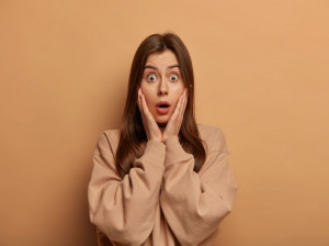 لو رفتن راز عجیب مجری زن در برنامه زنده تلویزیونی + عکس