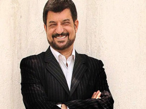 فیلم| عشوه ها و آواز خوانی محمود شهریاری در رستوران