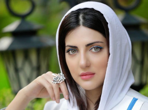 تیپ هلیا امامی در جشن حافظ / این رنگ بهش میاد؟