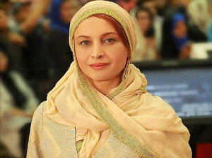 مریم کاویانی و همسر دیپلماتش در کنار دریا