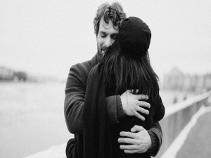 شعر روز جهانی بغل کردن | 15 شعر کوتاه و بلند عاشقانه در وصف آغوش و بغل کردن