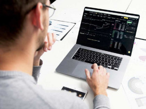 ترید چیست و به چه کسی تریدر میگویند ؟