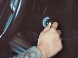 چرا ماشین استارت می خورد ولی روشن نمی شود ؟