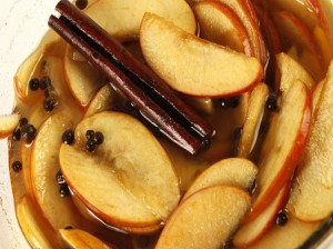 طرز تهیه 7 مدل ترشی سیب با ادویه های مخصوص