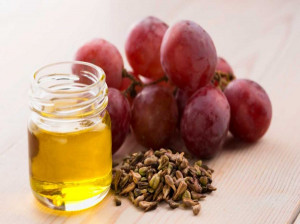 با ارزش غذایی و خواص روغن هسته انگور آشنا شوید