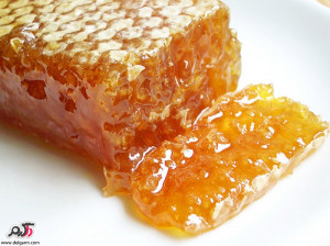 خواص و فواید درمانی خوردن عسل با موم
