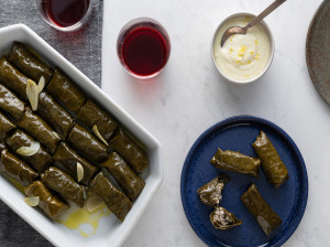 طرز تهیه دلمه برگ مو مجلسی با چاشنی رب انار + ترکیب مواد داخل دلمه