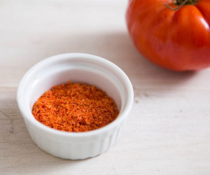 پودر گوجه خانگی به چندین روش در دستگاه خشک کن، فر و آفتاب