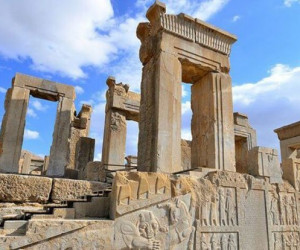 فاجعه جبران ناپذیر بارش بارانهای اسیدی بر سر تخت جمشید