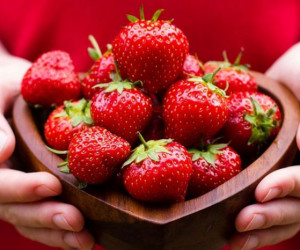 طرز تهیه ۵ ماسک توت فرنگی معجزه آسا برای سلامت پوست