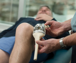 پروتز زانو چیست و چگونه در بدن قرار میگیرد؟