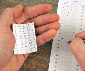 آیا تقلب روزه را باطل می کند ؟