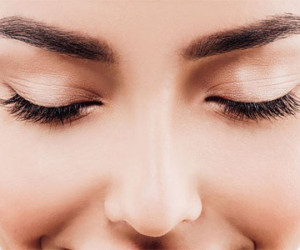 داشتن ابرویی پرپشت و طبیعی را با کاشت ابرو تجربه کنید