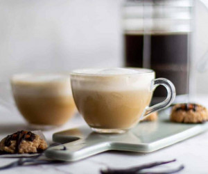 طرز تهیه نوشیدنی شیر عسل نسکافهای در خانه